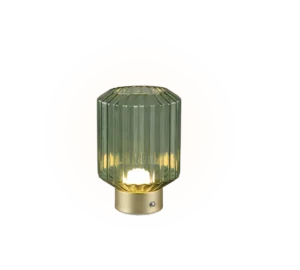 De REALITY Tafellamp LORD is een kleine tafellamp met een geribbelde cilindrische kap van groen glas en een goudmetalen voet die een warm licht uitstraalt.