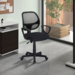 Een modern kantoor aan huis met de Bureaustoel 'Hippa' Mesh Zwart (1c) op wielen, een wit bureau met laden, computermonitor, boekenplanken en een groot raam met uitzicht op een potplant.