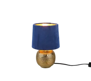 De REALITY Tafellamp SOPHIA heeft een metallic gouden basis en een donkerblauwe stoffen kap, verlicht op een witte achtergrond.