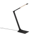 De TRIO Tafellamp TRAVIS is een moderne zwarte verstelbare bureaulamp met een slanke rechthoekige voet en een verlichte horizontale lichtbalk aan de bovenkant, tegen een witte achtergrond.