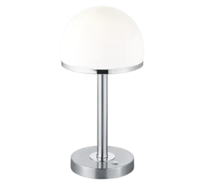 De TRIO Tafellamp BERLIN heeft een moderne ronde witte matglazen kap, een slanke zilveren steel en een ronde zilveren voet met een kleine knop.