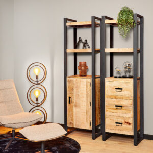 Een moderne leefruimte met een loungestoel en voetensteun, de Boekenkast Boaz | 3 hoge houten planken met zwart metalen frame, een kleine plant, decoratieve vazen, glazen koepels en een unieke vloerlamp met drie ronde lampen.