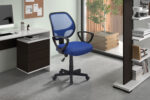 De Bureaustoel 'Hippa' Mesh Blauw (1c), met zwarte armleuningen en een rug van netstof, staat in een modern kantoor aan huis in de buurt van een bureau, een boekenplank en een groot raam met uitzicht op een patio.