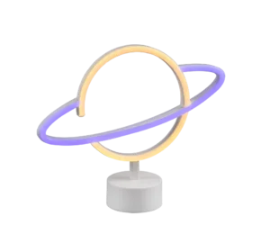 De REALITY Tafellamp PLANET is een neonlamp in de vorm van Saturnus, met een gele ring en paarse omtrek, gemonteerd op een compacte witte voet.