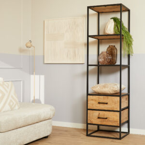 Een moderne woonkamer heeft een beige bank met gedessineerde kussens naast de Boekenkast Denver, een mangohout en stalen stellingkast met 2 laden, gedecoreerd met vazen, een kussen, een plant en abstracte kunst op de neutrale muur.