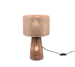 De REALITY Tafellamp STRAW heeft een cilindrische geweven rotan voet, een bijpassende stoffen drum lampenkap, straalt warm licht uit als hij aanstaat en is voorzien van een zwart snoer met een inline schakelaar.