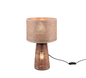 De REALITY Tafellamp STRAW heeft een cilindrische geweven rotan voet, een bijpassende stoffen drum lampenkap, straalt warm licht uit als hij aanstaat en is voorzien van een zwart snoer met een inline schakelaar.