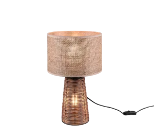 De REALITY Tafellamp STRAW heeft een cilindrische geweven rotan voet, een bijpassende stoffen drum lampenkap, straalt warm licht uit als hij aanstaat en is voorzien van een zwart snoer met een inline schakelaar.