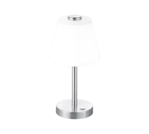 De TRIO Tafellamp EMERALD heeft een matwitte lampenkap, een slanke zilverkleurige metalen steel en een ronde zilverkleurige voet met een drukknop bovenop voor eenvoudige bediening.