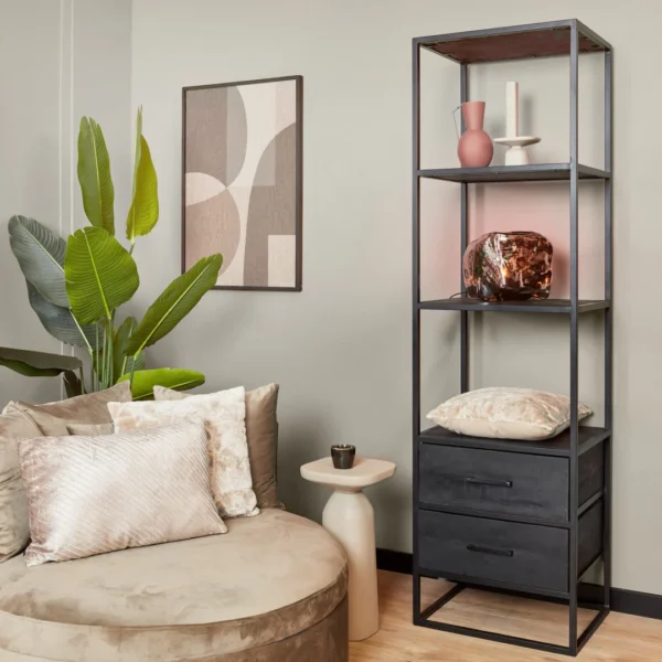 De TRIO Tafellamp Monza is een moderne zwarte lamp met een ronde voet, een gebogen hals en een ronde lampenkap die licht naar beneden werpt.