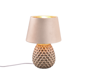 De REALITY Tafellamp ARIANA heeft een keramische voet met textuurpatroon en een lichtbeige stoffen lampenkap, verlicht en aangesloten op een wit netsnoer, afgebeeld geïsoleerd op een witte achtergrond.