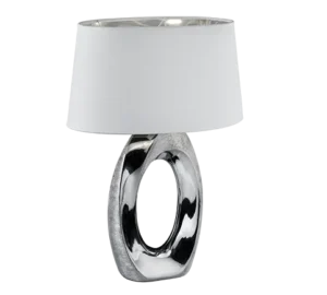 De Reality Tafellamp Taba is een moderne tafellamp met een witte lampenkap en een glanzende, metalen ovalen voet met een hol midden en een reflecterende chromen afwerking.