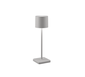 De Reality Tafellamp Fernandez heeft een modern, minimalistisch ontwerp met een cilindrische zilveren lampenkap, dunne steel en rechthoekige voet tegen een witte achtergrond.
