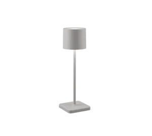 De Reality Tafellamp Fernandez heeft een modern, minimalistisch ontwerp met een cilindrische zilveren lampenkap, dunne steel en rechthoekige voet tegen een witte achtergrond.