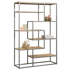 De Wandmeubel Lagoon 120 cm Mango Naturel is een moderne open metalen boekenplank met lichte mangohouten planken in een geometrisch, asymmetrisch ontwerp, perfect voor het uitstallen van boeken, glaswerk, schalen en droogbloemen.