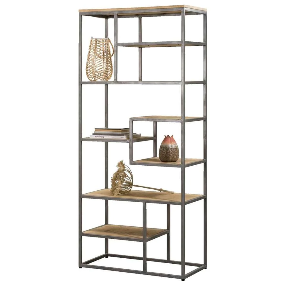 De Wandmeubel Lagoon 80 cm Mango Naturel is een hoge, open kast met mangohouten planken in een asymmetrisch geometrisch ontwerp, ideaal voor het uitstallen van decor zoals vazen, boeken en droogbloemen.