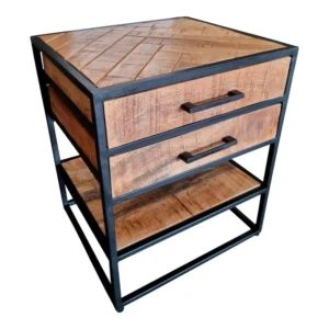 Het Nachtkastje Arlington is een modern nachtkastje met een zwart metalen frame, twee houten lades met horizontale handgrepen, een open onderste plank en een natuurlijke houten afwerking met een chevronpatroon bovenop.