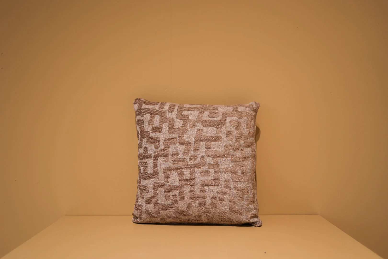 De TRIO Tafellamp Bale heeft een cilindervormige lichtgroene stoffen kap en voet, straalt een zachte gloed uit als hij aanstaat en heeft een zichtbaar zwart elektriciteitssnoer aan de linkerkant.