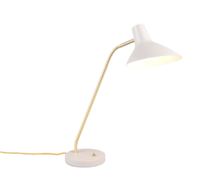 De TRIO Tafellamp Traveller heeft een witte lampenkap, een goudkleurige schuine steel en een ronde witte voet, die wordt verlicht met een warme gele gloed.