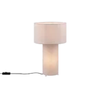 De TRIO Tafellamp Bale heeft een cilindrische stoffen voet en bijpassende ronde lampenkap in lichtbeige, die een warme gloed uitstraalt als hij aanstaat. Een zwart netsnoer komt uit de voet.