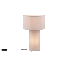 De TRIO Tafellamp Bale heeft een cilindrische stoffen voet en bijpassende ronde lampenkap in lichtbeige, die een warme gloed uitstraalt als hij aanstaat. Een zwart netsnoer komt uit de voet.