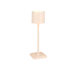 De Reality Tafellamp Ricardo is een moderne, minimalistische tafellamp met een cilindrische beige kap, slanke lichtgekleurde verticale steel en vierkante voet tegen een witte achtergrond.