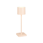 De Reality Tafellamp Fernandez-in is een moderne minimalistische tafellamp met een cilindrische beige kap, slanke rechte stang en vierkante voet, allemaal in een lichte neutrale tint.