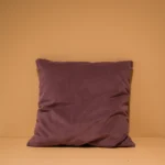 De Reality Tafellamp Ricardo is een moderne, minimalistische tafellamp met een cilindrische beige kap, slanke lichtgekleurde verticale steel en vierkante voet tegen een witte achtergrond.