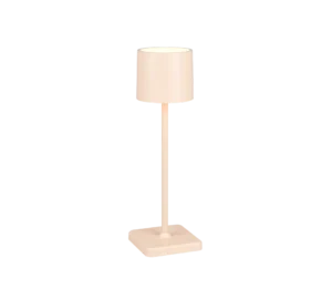De Reality Tafellamp Ricardo is een moderne, minimalistische tafellamp met een cilindrische beige kap, slanke lichtgekleurde verticale steel en vierkante voet tegen een witte achtergrond.