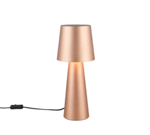 De TRIO Tafellamp NUBIAN is een moderne metallic gouden tafellamp met een cilindrische voet, bijpassende lampenkap, zachte gloed en zwart elektrisch snoer met schakelaar.