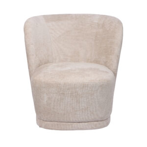 De Fauteuil Claire - Beige is een modern gestoffeerde accentstoel met een ronde rugleuning en een pluche zitting tegen een witte achtergrond.