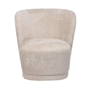 De Fauteuil Claire - Beige is een modern gestoffeerde accentstoel met een ronde rugleuning en een pluche zitting tegen een witte achtergrond.