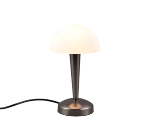 De REALITY Tafellamp CANARIA heeft een modern ontwerp met een ronde witte glazen kap, een metalen kegelvormige voet op een cirkelvormig plateau en een zwart netsnoer dat naar links uitsteekt.