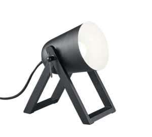 De REALITY Tafellamp MARC is een moderne zwarte bureaulamp met een kegelvormige kap op een driehoekige voet, lichtjes schuin omhoog gericht met een zwart netsnoer dat uit de achterkant steekt.