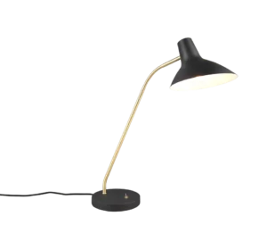 De TRIO Tafellamp Traveller is een moderne bureaulamp met een zwarte ronde voet, slanke messing steel en zwarte schuine kap die licht uitstraalt op een witte achtergrond.