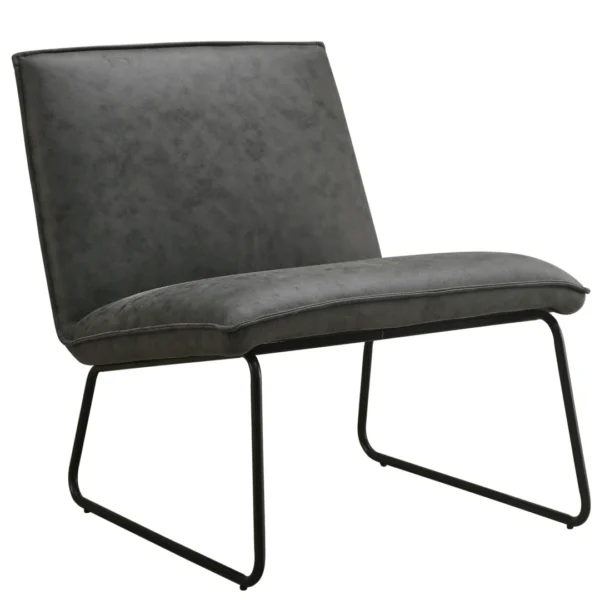 De Fauteuil James - Microleder Antraciet is een moderne accentstoel met een donkergrijze gecapitonneerde zitting en rugleuning, ondersteund door een zwart metalen sledepootframe, afgebeeld tegen een witte achtergrond.