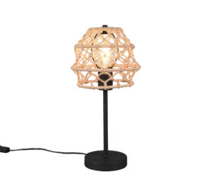 De REALITY Tafellamp HIVE heeft een zwarte voet en steel met een geweven crèmekleurige rotan kap, waardoor de lamp goed zichtbaar is door het open ontwerp. De lamp wordt aangesloten met een zichtbaar snoer.