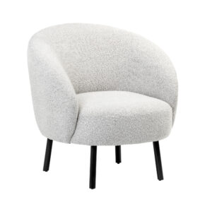 De Fauteuil Ted - Bouclé Naturel is een moderne fauteuil met een gebogen ontwerp, natuurlijke bouclé bekleding en vier slanke zwarte poten, afgebeeld op een witte achtergrond.