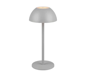 De REALITY Tafellamp RICARDO is een moderne minimalistische tafellamp met een koepelvormige kap, rechte centrale steel en ronde voet in mat lichtgrijs. Als de lamp aanstaat, straalt hij een zachte gloed uit vanaf de bovenkant.