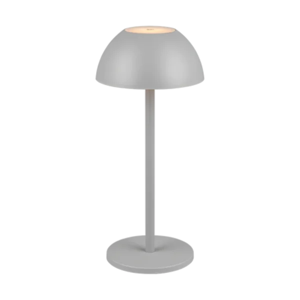 De REALITY Tafellamp RICARDO is een moderne minimalistische tafellamp met een koepelvormige kap, rechte centrale steel en ronde voet in mat lichtgrijs. Als de lamp aanstaat, straalt hij een zachte gloed uit vanaf de bovenkant.
