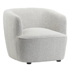 De Fauteuil Lola - Bouclé Naturel is een moderne accentstoel met een gebogen rugleuning en armleuningen, bekleed met naturel bouclé stof en ondersteund door kleine ronde zwarte poten.