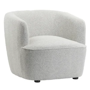 De Fauteuil Lola - Bouclé Naturel is een moderne accentstoel met een gebogen rugleuning en armleuningen, bekleed met naturel bouclé stof en ondersteund door kleine ronde zwarte poten.