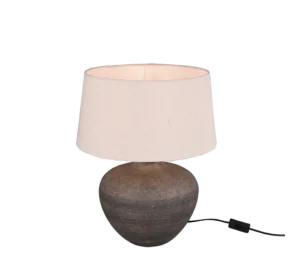 De Reality Tafellamp Lou heeft een ronde basis van bruin keramiek met textuur en een brede kap van lichtbeige stof. De lamp is aangesloten op een stopcontact en wordt getoond tegen een effen witte achtergrond.
