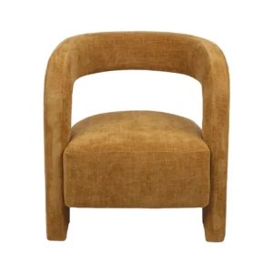 Vooraanzicht van de Fauteuil Numi - Oker, een moderne accentstoel zonder armleuningen met een gebogen rugleuning en gestructureerde mosterdgele bekleding. Het minimalistische, geometrische ontwerp wordt benadrukt door zachte, afgeronde hoeken.