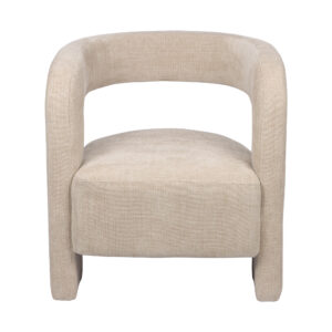 De Fauteuil Numi - Beige is een moderne accentstoel met een gebogen rugleuning, open onderrug, minimalistisch gevulde zitting en stevige poten, allemaal bekleed in beige voor een eigentijdse stijl.