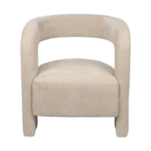 De Fauteuil Numi - Beige is een moderne accentstoel met een gebogen rugleuning, open onderrug, minimalistisch gevulde zitting en stevige poten, allemaal bekleed in beige voor een eigentijdse stijl.