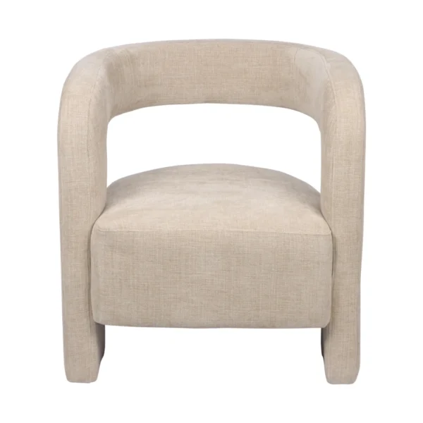 De Fauteuil Numi - Beige is een moderne accentstoel met een gebogen rugleuning, open onderrug, minimalistisch gevulde zitting en stevige poten, allemaal bekleed in beige voor een eigentijdse stijl.