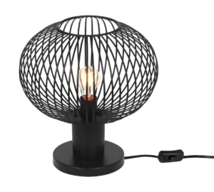 De TRIO Tafellamp Gila heeft een modern ontwerp met een ronde, open kap van zwart metaaldraad die de lamp onthult, op een ronde voet met een aangesloten netsnoer en schakelaar.