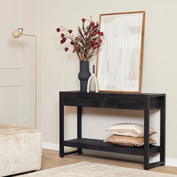 De TRIO Tafellamp Gila heeft een modern ontwerp met een ronde, open kap van zwart metaaldraad die de lamp onthult, op een ronde voet met een aangesloten netsnoer en schakelaar.