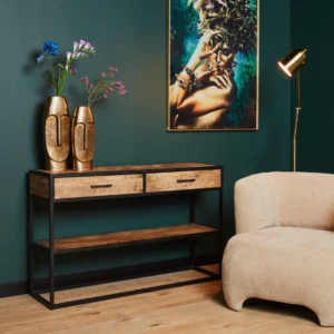 In een moderne woonkamer staat de Sidetable Arlington | 2 met twee gouden bloemenvazen, een beige fauteuil, een gouden staande lamp en een ingelijst portret tegen een donkergroene muur.